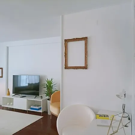 White Glam Ap Apartment *